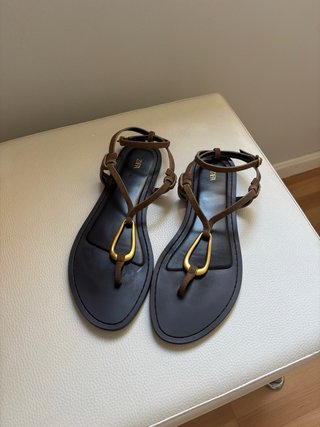 Sandalias Zara planas marrón y dorado