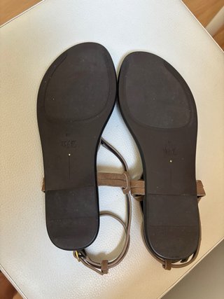 Sandalias Zara planas marrón y dorado