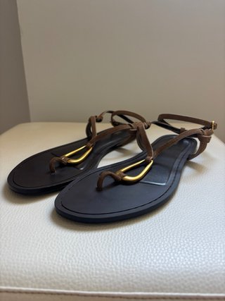 Sandalias Zara planas marrón y dorado