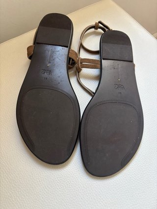 Sandalias Zara planas marrón y dorado