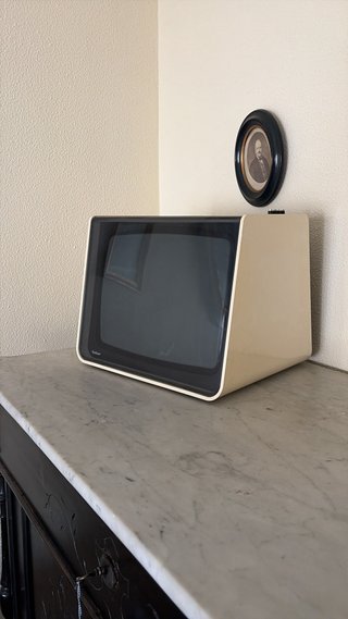 Televisor Antiguo Beige y Negro
