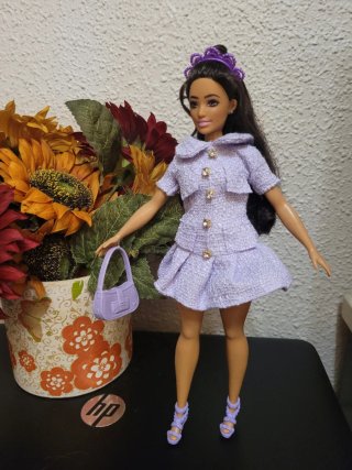Muñeca Barbie curvy con conjunto lila y accesorios