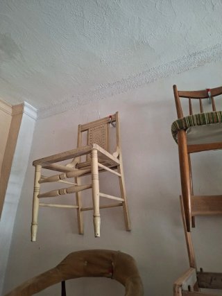 Silla antigua de madera para restaurar. Vintage.