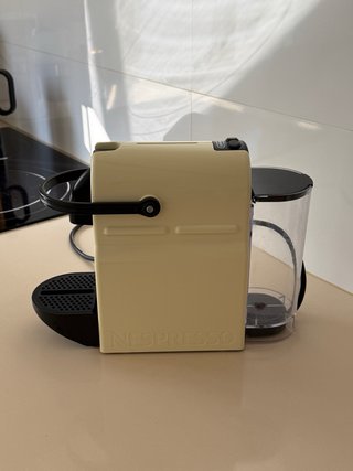 Cafetera Nespresso Beige COMO NUEVA