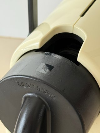 Cafetera Nespresso Beige COMO NUEVA