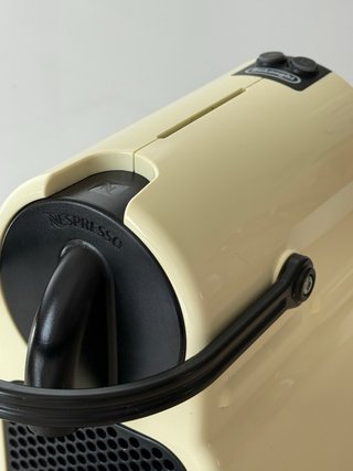 Cafetera Nespresso Beige COMO NUEVA