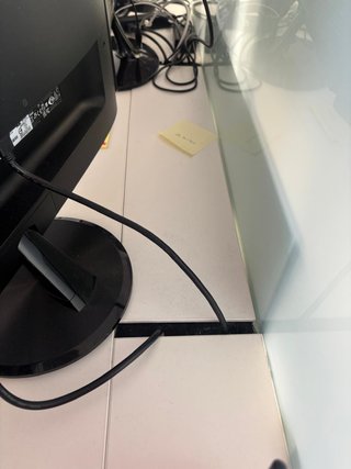 Mesa de oficina blanca con separador