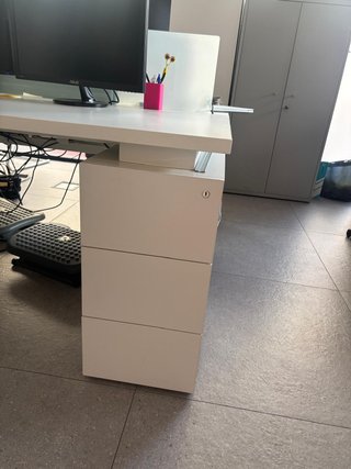 Mesa de oficina blanca con separador