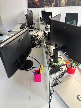 Mesa de oficina blanca con separador