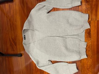 Cárdigan gris de punto grueso