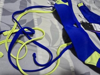Bikini azul y amarillo con copas talla S/M