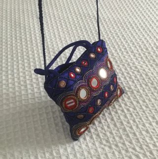 Bolso nuevo étnico espejos y cierre. Azulón raso.