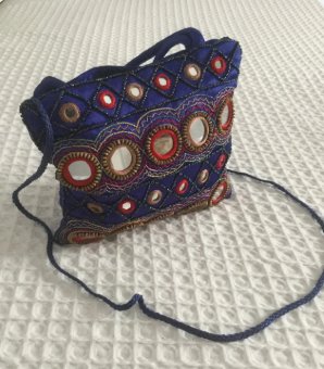 Bolso nuevo étnico espejos y cierre. Azulón raso.