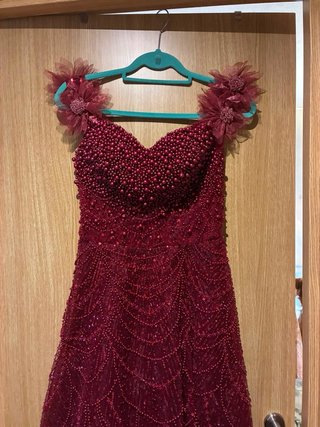 Vestido largo burdeos pedrería y lentejuelas