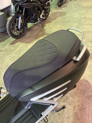 UM Chill 50cc Scooter Negra y Plata (Ciclomotor)
