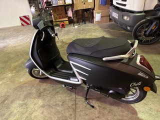 UM Chill 50cc Scooter Negra y Plata (Ciclomotor)