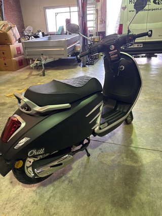 UM Chill 50cc Scooter Negra y Plata (Ciclomotor)