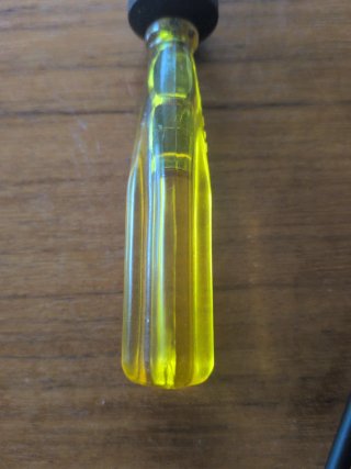 Destornillador con mango amarillo