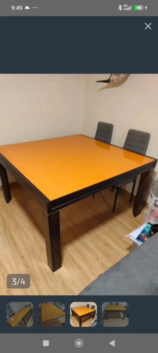 Mesa de comedor naranja y madera