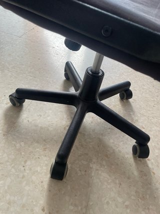 Silla de oficina giratoria negra