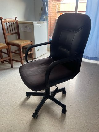 Silla de oficina giratoria negra
