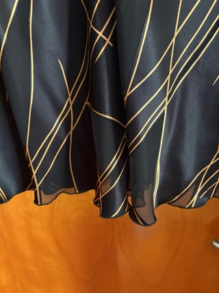 Blusa negra con estampado dorado