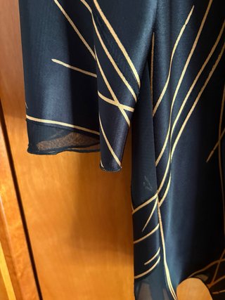 Blusa negra con estampado dorado