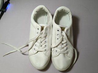 Zapatillas casual blancas con detalles dorados