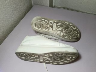 Zapatillas casual blancas con detalles dorados