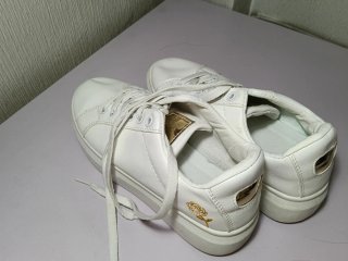 Zapatillas casual blancas con detalles dorados