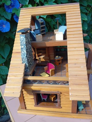 Casa de muñecas de madera