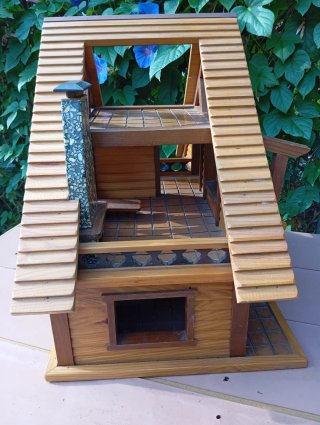 Casa de muñecas de madera