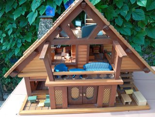 Casa de muñecas de madera