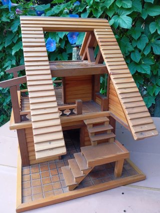 Casa de muñecas de madera