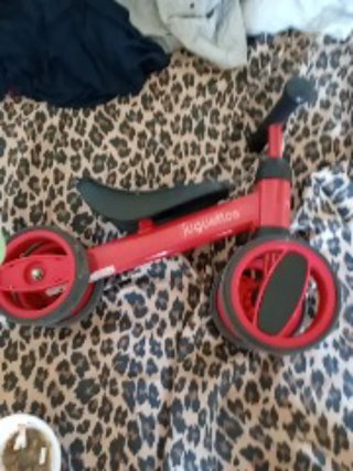 Bicicleta de equilibrio roja para niños