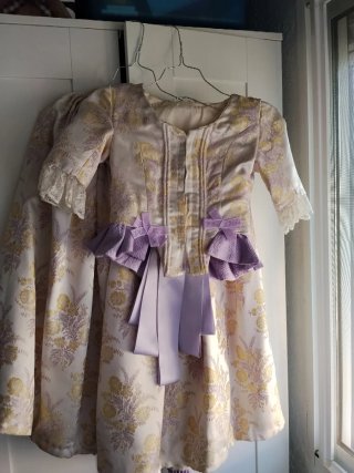 Traje de Fallera Niña Oro y Lila Tiene para sacar