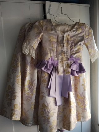 Traje de Fallera Niña Oro y Lila Tiene para sacar