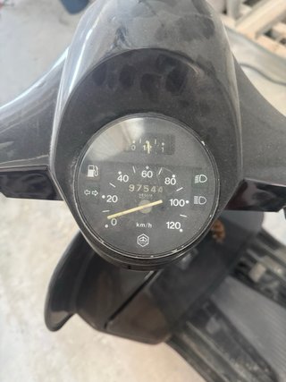 Vespa Negra Scooter