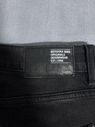 Pantalón negro Bershka hombre roto