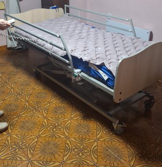 Cama articulada eléctrica con colchón antiescaras