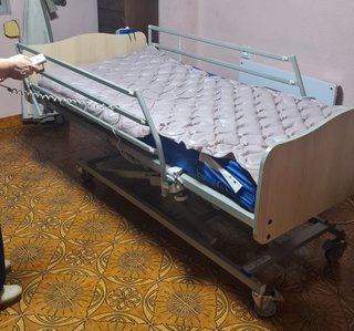 Cama articulada eléctrica con colchón antiescaras