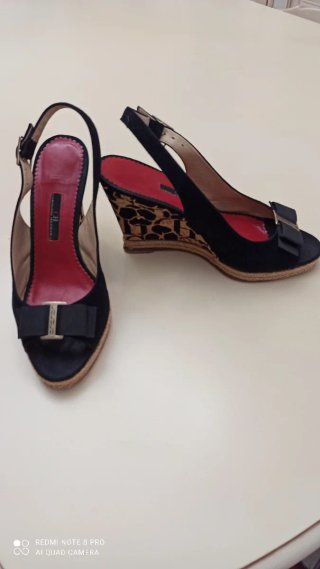 Sandalias cuña Carolina Herrera negras