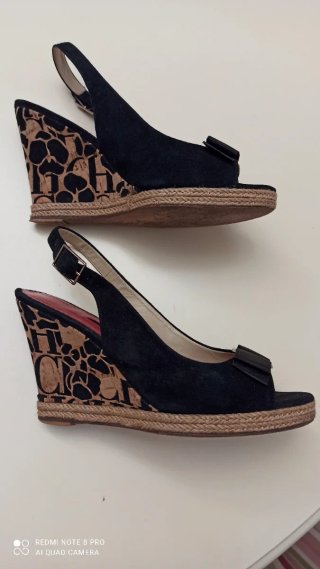 Sandalias cuña Carolina Herrera negras
