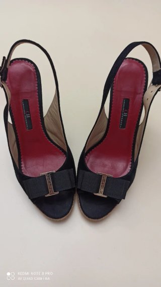 Sandalias cuña Carolina Herrera negras