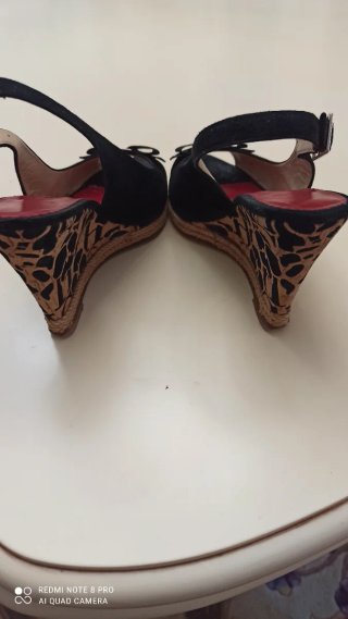 Sandalias cuña Carolina Herrera negras