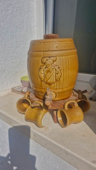 Barril de vino decorativo con 4 tazas
