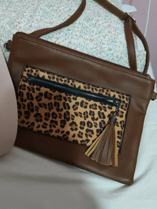 Dos bolsos bandolera beige y marrón