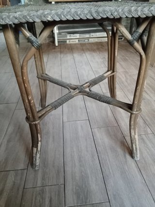 Mesa de mimbre marrón y gris