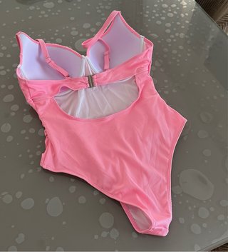 Costume da bagno rosa con conchiglie