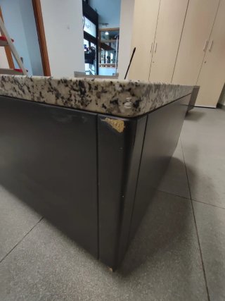 Mesa baja de mármol y madera. 3 unidades.